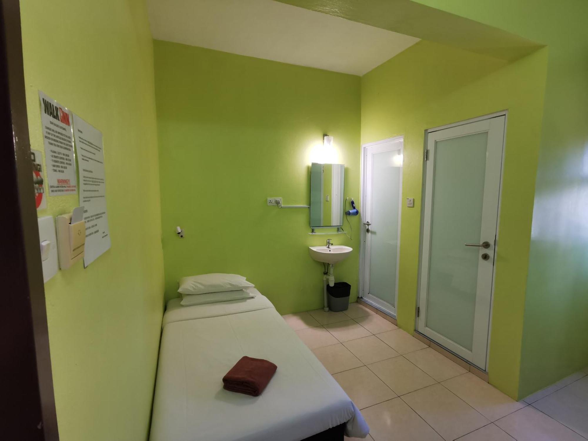 Walk Inn Мири Экстерьер фото