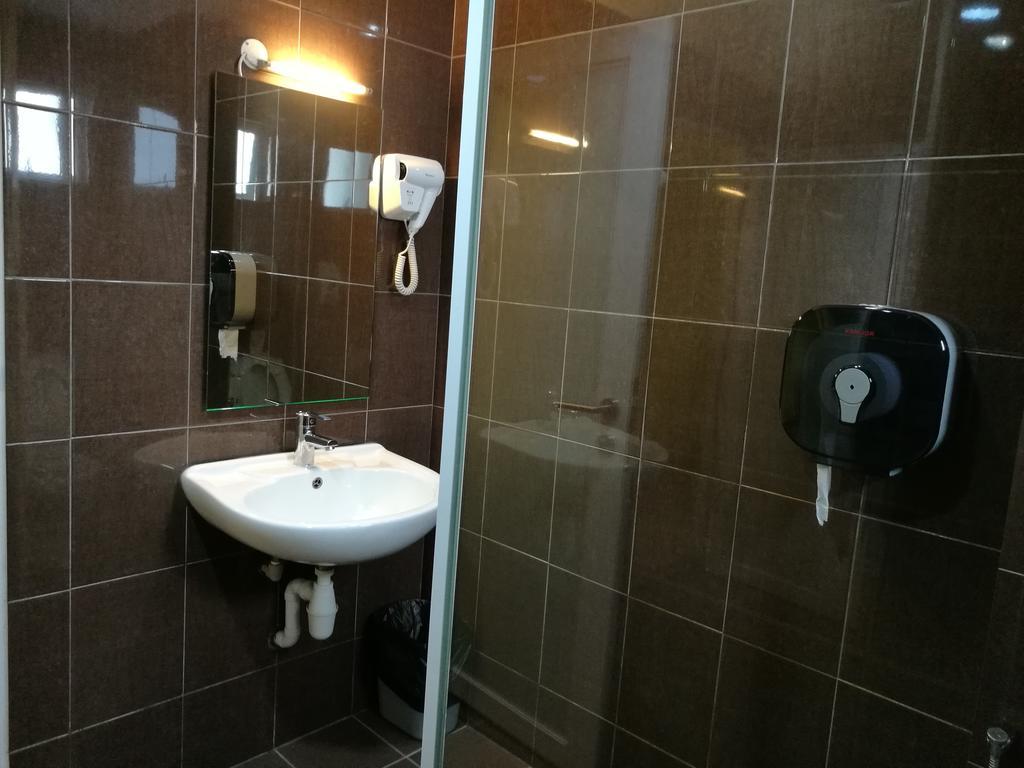 Walk Inn Мири Экстерьер фото